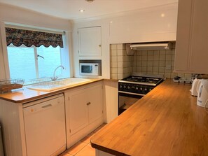 House, 3 Bedrooms | Private kitchen | Full-size fridge, microwave, oven, stovetop - Ye Olde House (Shepperton)
