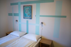 Dilengkapi dengan perabotan berbeda-beda, Wi-Fi gratis, dan seprai linen