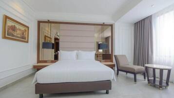 Deluxe Double Room, 1 Queen Bed | Minibar, in-room safe, desk, soundproofing