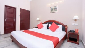 Memory foam beds, desk, laptop workspace, blackout drapes - KARTHIKA RESIDENCY (Kanayannur)
