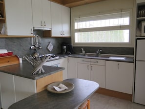 Een koelkast, een microgolfoven, een oven, een vaatwasser