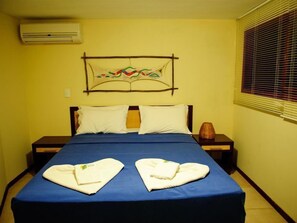 Apartamento Duplex | Escrivaninha, roupa de cama