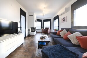 Een televisie en een open haard