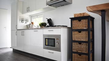 Großer Kühlschrank, Mikrowelle, Herdplatte, Geschirrspüler