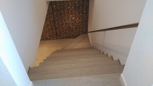 Una scala con una parete strutturata in cima.