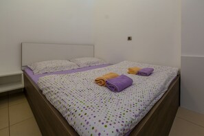 Appartement, 1 slaapkamer | 1 slaapkamer, een bureau, een strijkplank/strijkijzer, gratis wifi
