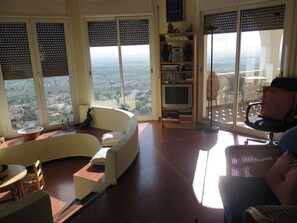 TV, fireplace - Ali49 - (Rosas / Roses)