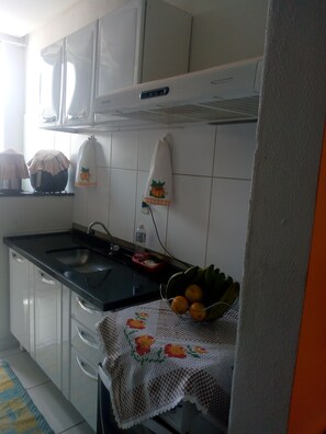 Refrigerador, microondas, parrilla de estufa y tetera eléctrica 