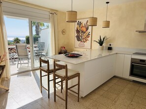 Kühlschrank, Mikrowelle, Ofen, Geschirrspüler