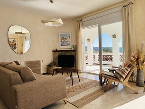 TV, fireplace - Ref. Leo06 -  (Rosas / Roses)