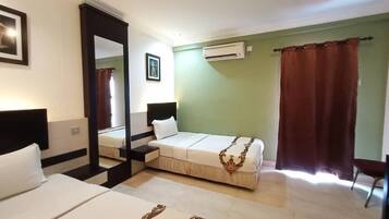 غرفة ديلوكس بسريرين منفصلين | ملاءات للفراش لا تسبب الحساسية وألحفة محشوة بالريش