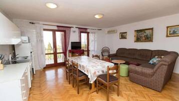 Apartment, 2 Schlafzimmer (1) | Essbereich im Zimmer