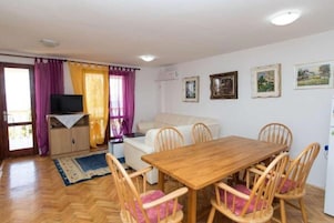 Apartment, 2 Schlafzimmer (2) | Essbereich im Zimmer