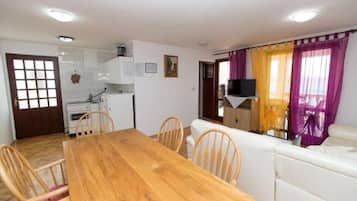 Apartamento, 2 habitaciones (2) | Servicio de comidas en la habitación