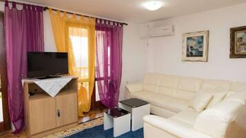 Apartment, 2 Schlafzimmer (2) | Wohnbereich | Flachbildfernseher