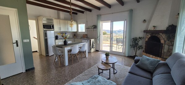 Una televisión, una chimenea