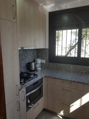 Réfrigérateur, four, lave-vaisselle, cafetière/bouilloire