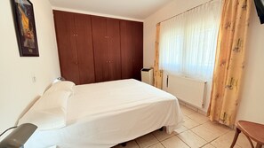 2 chambres, coffres-forts dans les chambres, fer et planche à repasser