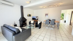 Een televisie en een open haard