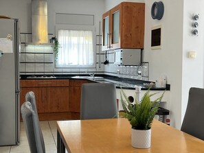 Réfrigérateur, micro-ondes, four, lave-vaisselle