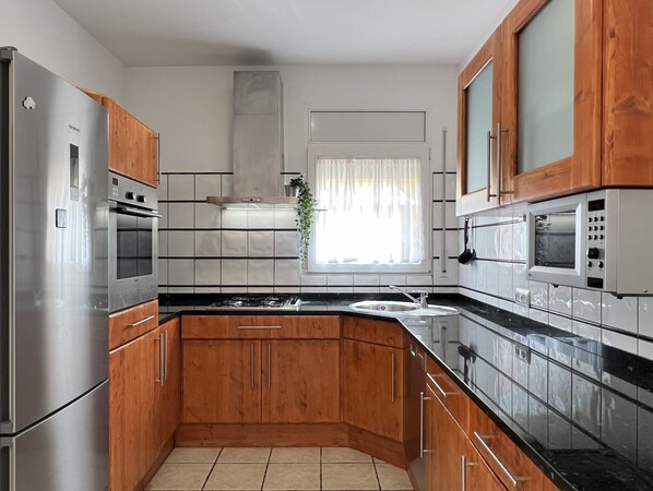 Réfrigérateur, micro-ondes, four, lave-vaisselle