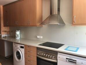 Een koelkast, een microgolfoven, een oven, een vaatwasser