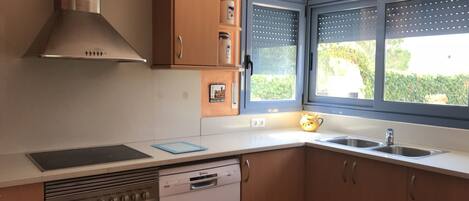 Réfrigérateur, micro-ondes, four, lave-vaisselle