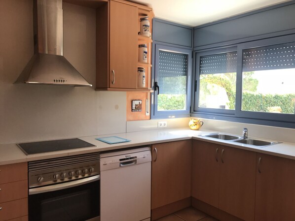 Een koelkast, een microgolfoven, een oven, een vaatwasser