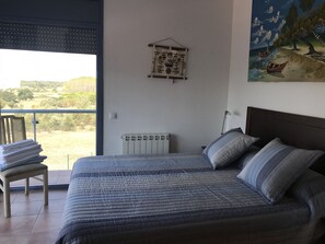 3 slaapkamers, een strijkplank/strijkijzer, gratis wifi, beddengoed