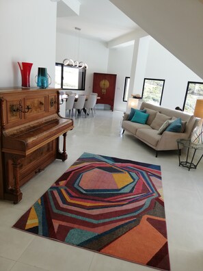Smart TV, chimenea, tenis de mesa y estéreo 