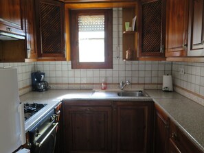 Réfrigérateur, four, lave-vaisselle, cafetière/bouilloire