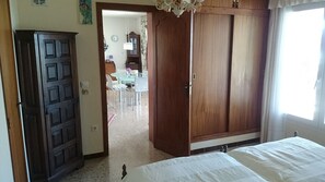 2 slaapkamers, een strijkplank/strijkijzer, gratis wifi, beddengoed