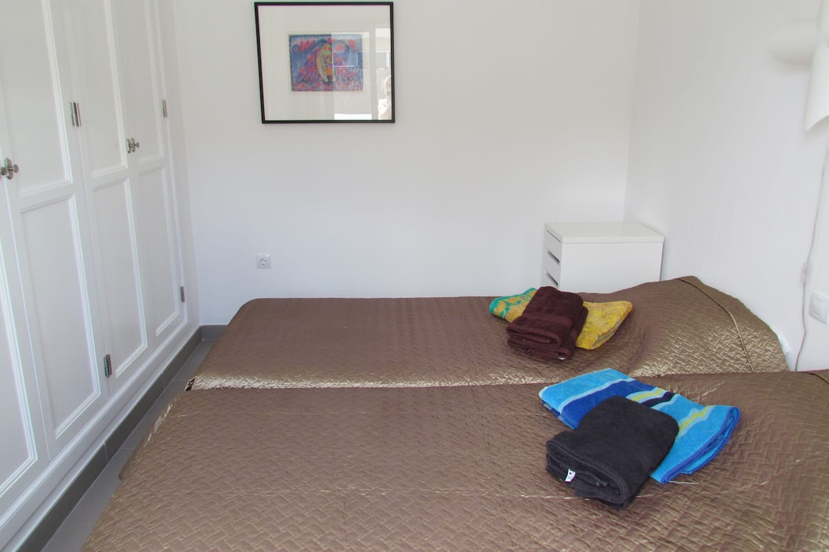 In-room safe, WiFi (free), bed sheets