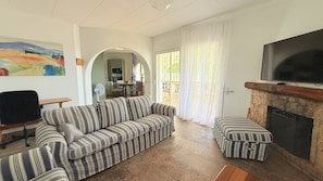 Een televisie en een open haard