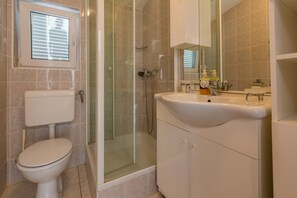 Departamento, 1 habitación, vista al mar | Baño | Regadera, toallas, jabón, papel de baño 