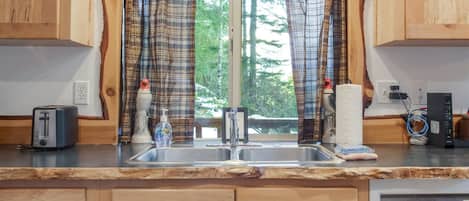 Cabane (Bear Hideaway) | Extérieur
