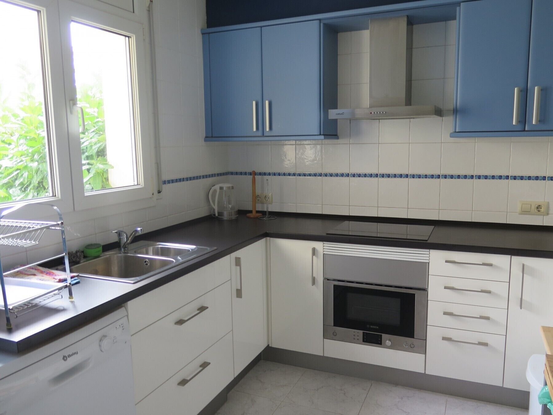 Réfrigérateur, four, lave-vaisselle, cafetière/bouilloire