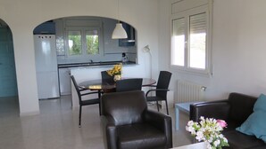 Una cocina moderna con comedor.