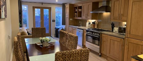 Private kitchen | Fridge, microwave, oven, stovetop