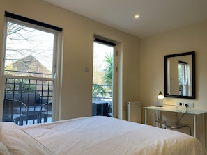 3 chambres, coffres-forts dans les chambres, bureau