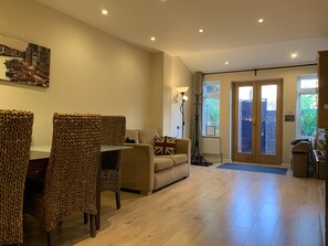 スマートテレビ、DVD プレーヤー、書庫、ビデオライブラリ