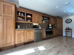 Fridge, microwave, oven, stovetop - Notting Hill Townhouse 3BR all ensuite bathrooms, garden & roof terrace (London)
