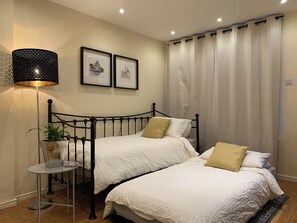 3 bedrooms, in-room safe, desk, iron/ironing board