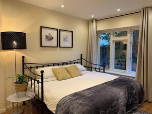 3 bedrooms, in-room safe, desk, iron/ironing board - Notting Hill Townhouse 3BR all ensuite bathrooms, garden & roof terrace (London)