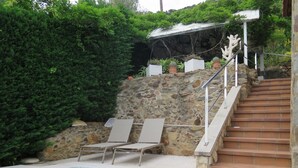 Ein Poolbereich mit Steinpodesten und einer kleinen Treppe.