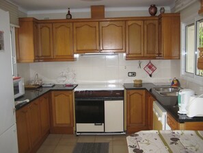 Een koelkast, een microgolfoven, een oven, een vaatwasser