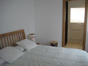 3 slaapkamers, een strijkplank/strijkijzer, gratis wifi, beddengoed