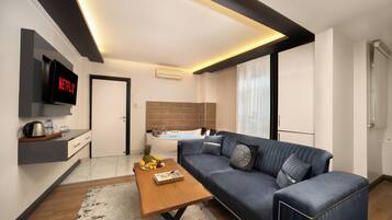 Executive Suite, 1 Queen Bed, Jetted Tub | Living area