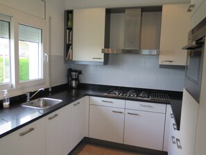 Kjøleskap, mikrobølgeovn, ovn og oppvaskmaskin