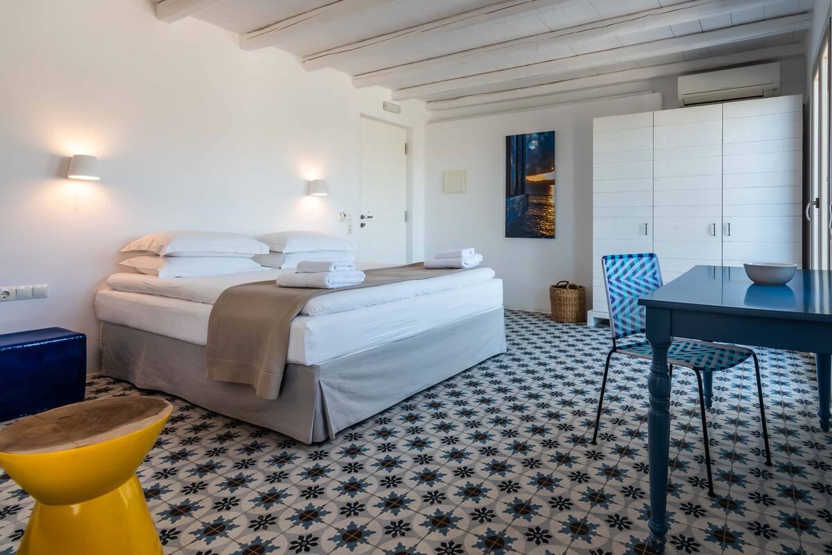 Suite, Hot Tub | In-room safe, soundproofing, iron/ironing board, cribs (free)